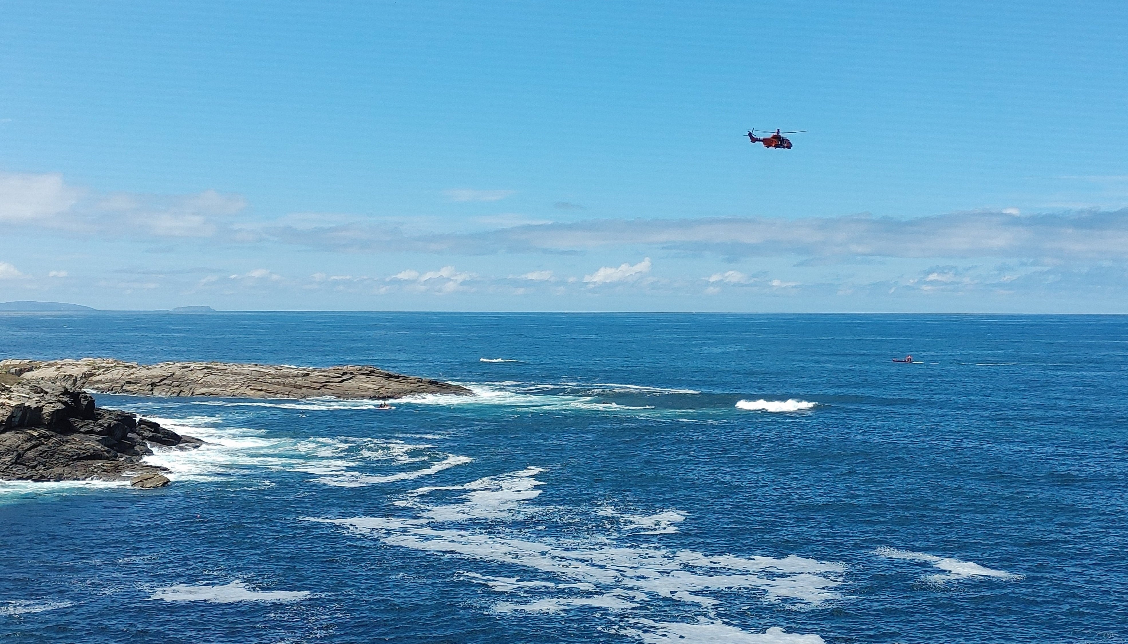 Un helicóptero rastrea la costa entre A Coruña y Arteixo tras volcar una embarcación