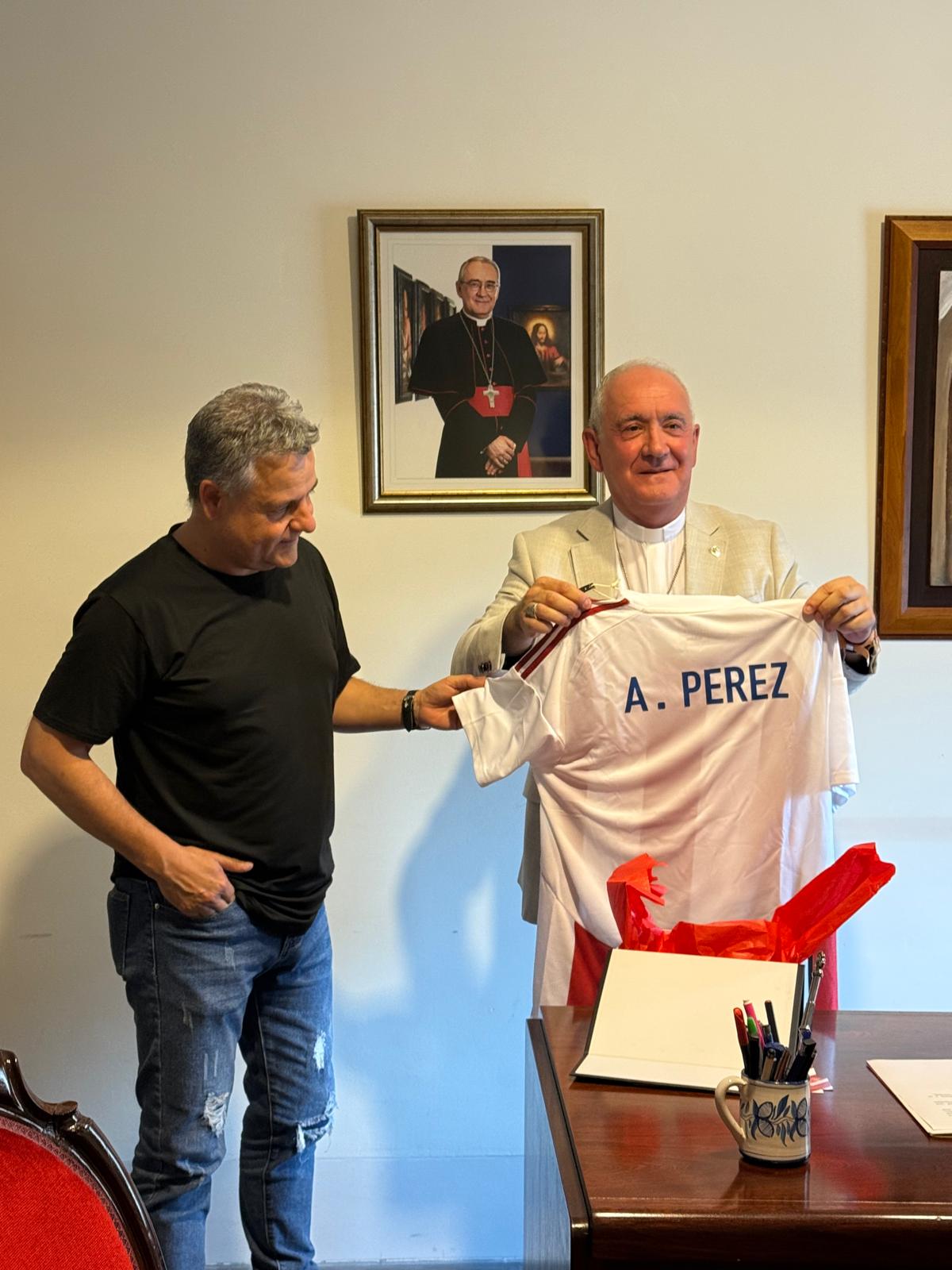 José Antonio Fierro entrega una camiseta a Ángel Pérez. Foto: Iglesia en Aragón