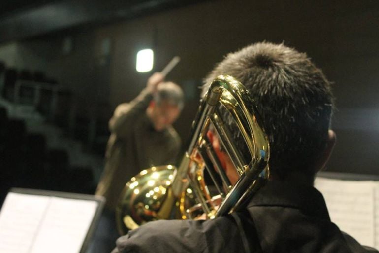 El profesor James Stephenson dirige uno de lo ensayos del Festival