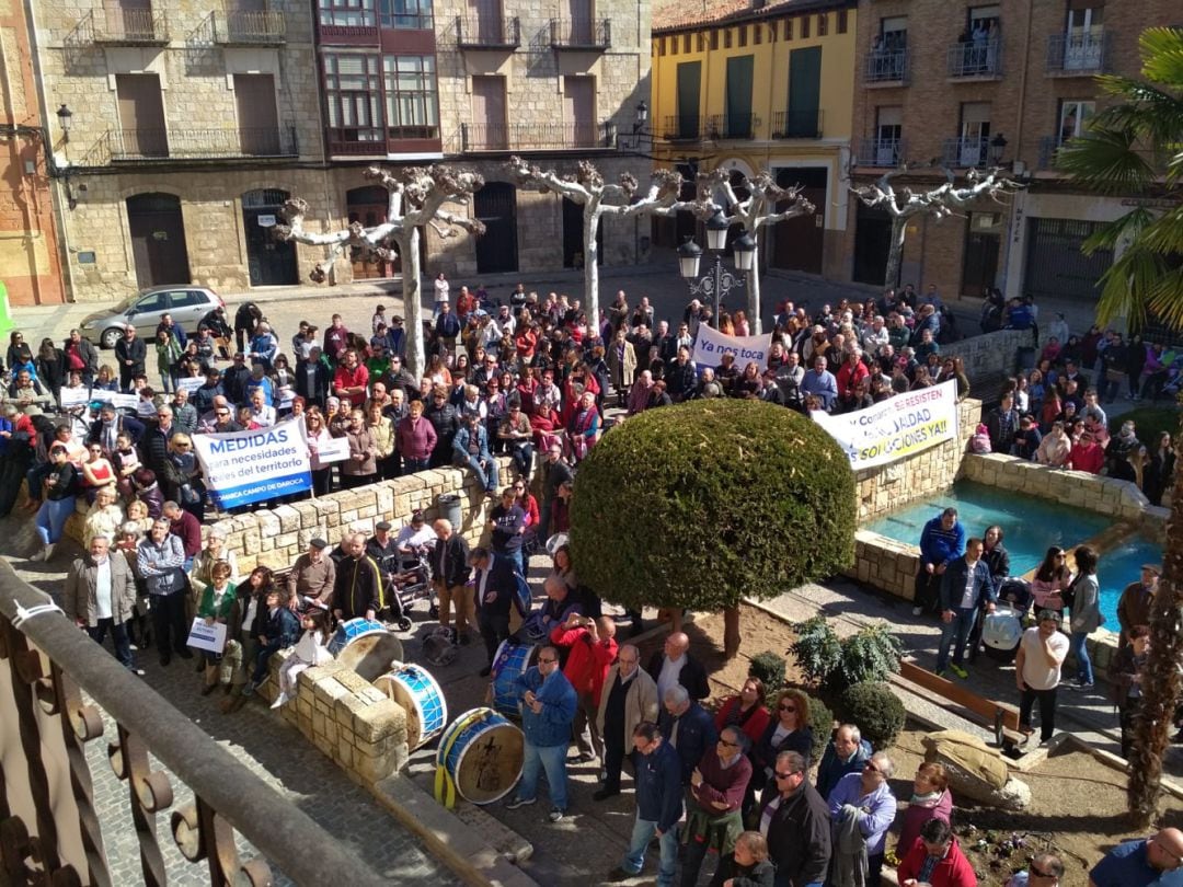 Cerca de 500 vecinos se han concentrado este mediodía en Daroca