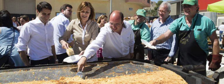 GRA254. CIEZA (MURCIA), 16/05/2015.- La secretaria general del PP, María Dolores de Cospedal (2i), junto al candidato a la Presidencia de la Región de Murcia, Pedro Antonio Sánchez (c); el candidato a la Alcaldía de Cieza, Juan Manuel Molina (i); y el eurodiputado Ramón Luis Valcárcel (2d), durante un mitin almuerzo público en Cieza (Murcia) bajo el lema &quot;Encuentro de familias&quot;, dentro de la campaña para las elecciones del 24 de mayo. EFE/Marcial Guillén