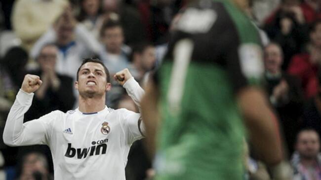 El delantero portugués del Real Madrid Cristiano Ronaldo celebra su segundo gol, tercero de su equipo, durante el partido correspondiente a la vigésimo segunda jornada del Campeonato Nacional de Liga de Primera División que enfrenta al conjunto blanco con