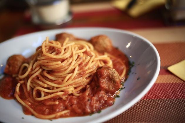 Un plato de espaguetis.