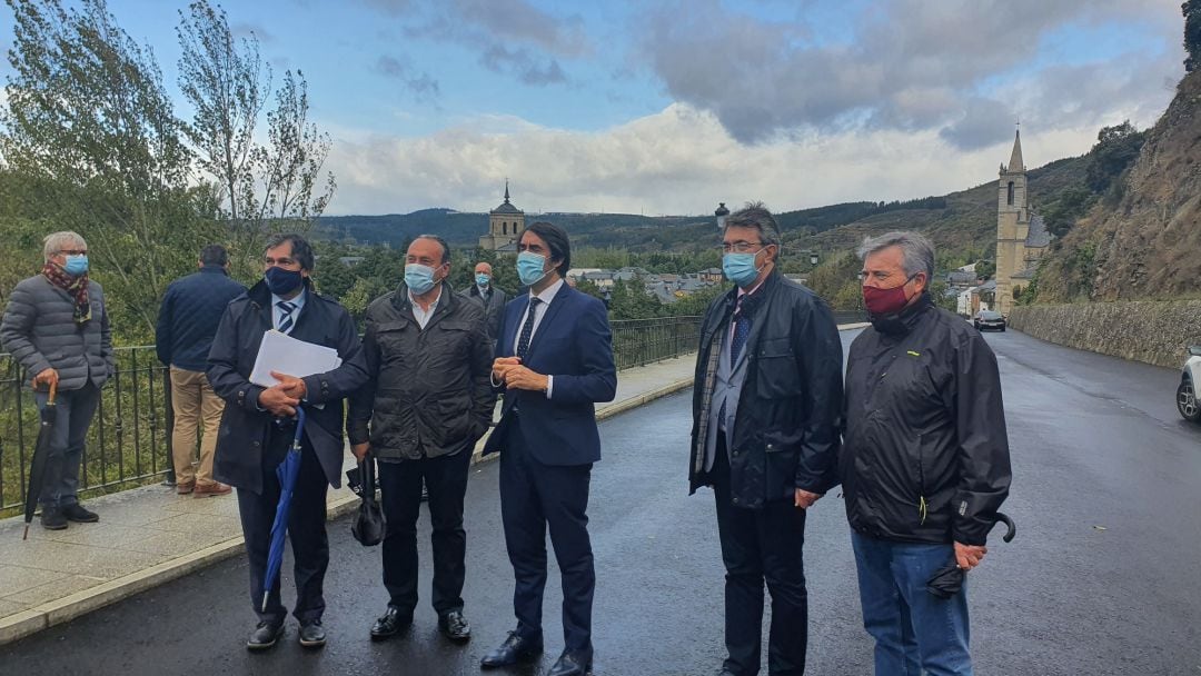 El consejero de Fomento, Juan Carlos Suárez Quiñones visita las obras e la carretera de Molinaseca