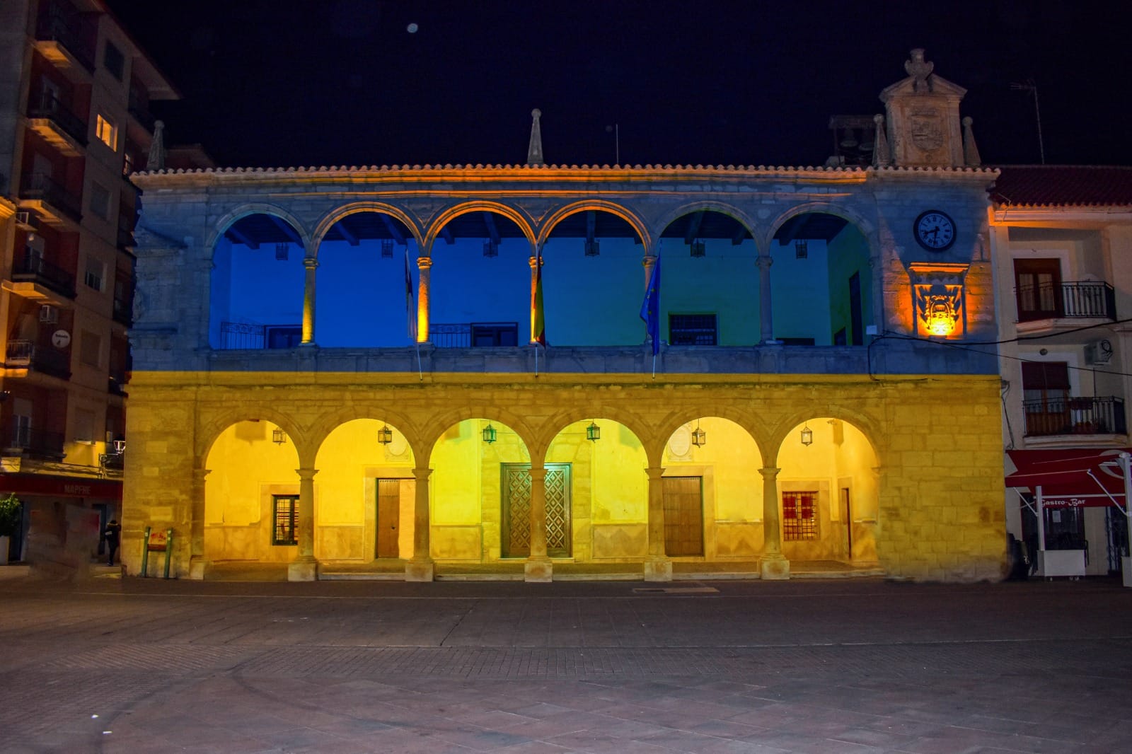 Ayuntamiento de Villarrobledo con los colores de la bandera ucraniana