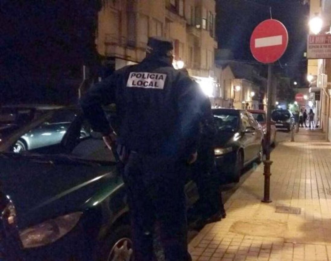 Imagen de archivo de una actuación de la Policía Local de Elda por la noche 