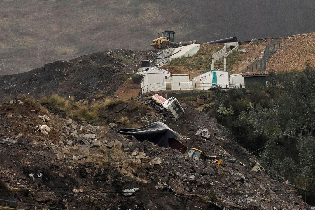 Miembros de los servicios de emergencia continúan la búsqueda este sábado de los dos desaparecidos el pasado jueves tras quedar sepultados por un corrimiento de tierras en un vertedero de la localidad vizcaína de Zaldibar, Bizkaia.