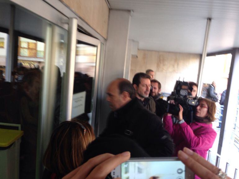 Llegada del abogado de Marta Domínguez a los juzgados palentinos.