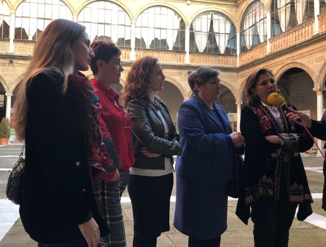 María Eugenia, Marienma, Soledad, Carmen y Remedios, las participantes en la jornada &quot;Las Mujeres del Aceite&quot;, en el Hospital de Santiago en Úbeda, Jaén