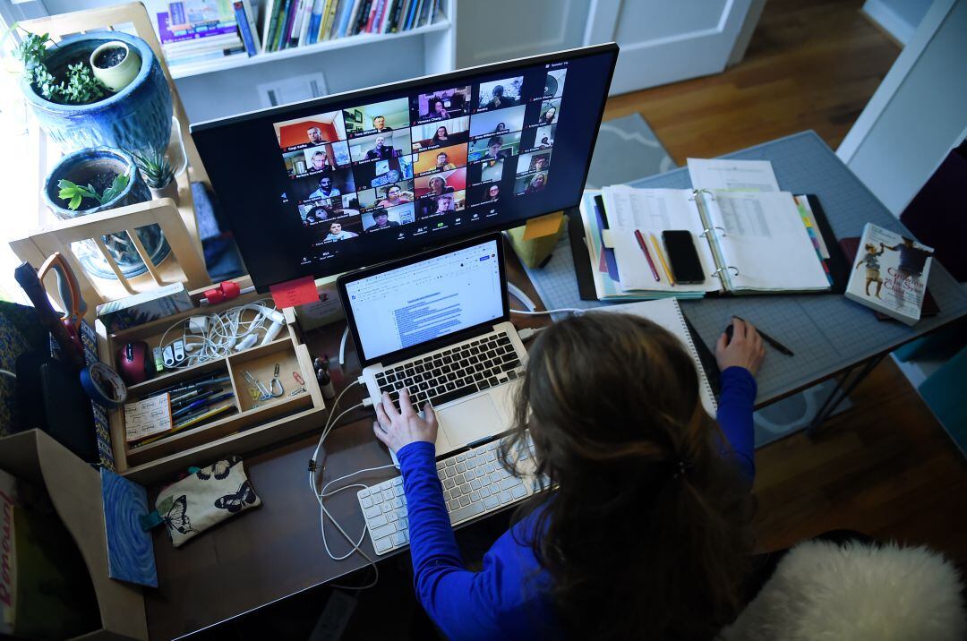 Una alumna recibe clase de manera telemática. 