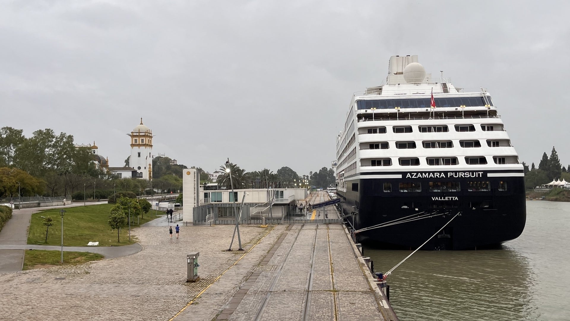 Crucero atracado en el Puerto de Sevilla