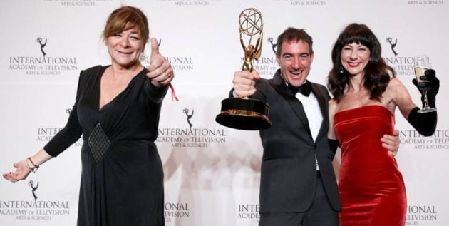 Álex Pina posa con el Emmy junto a Sonia y Esther Martínez tras vencer en los Emmy.