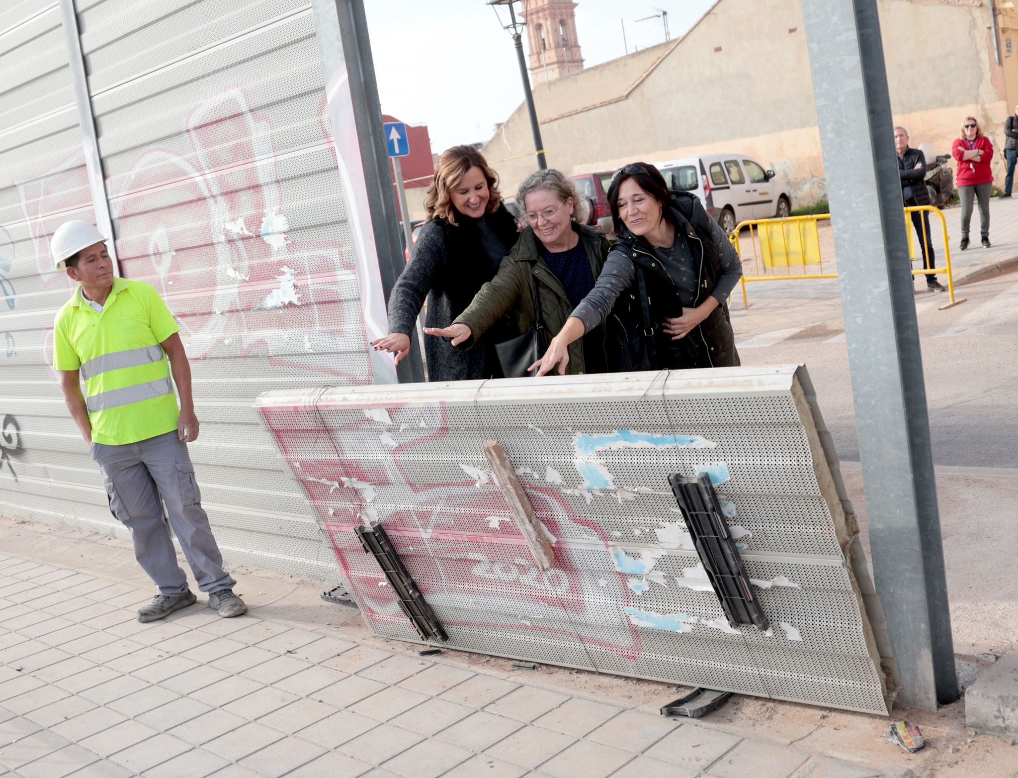 El Ayuntamiento de València ha iniciado la retirada de la pantalla acústica que separa Benifaraig de la huerta