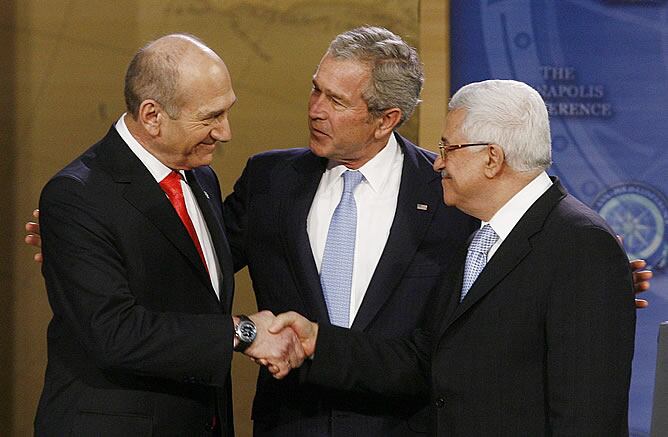 El presidente de Israel, Ehud Olmert; de EEUU, George W. Bush; y el presidente palestino, Mahmud Abás.