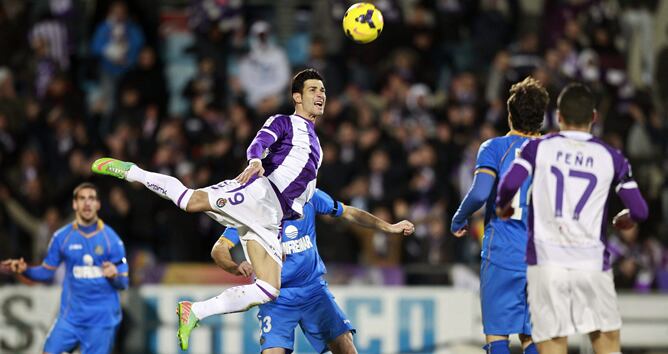 Javi Guerra cabecea un centro al área.