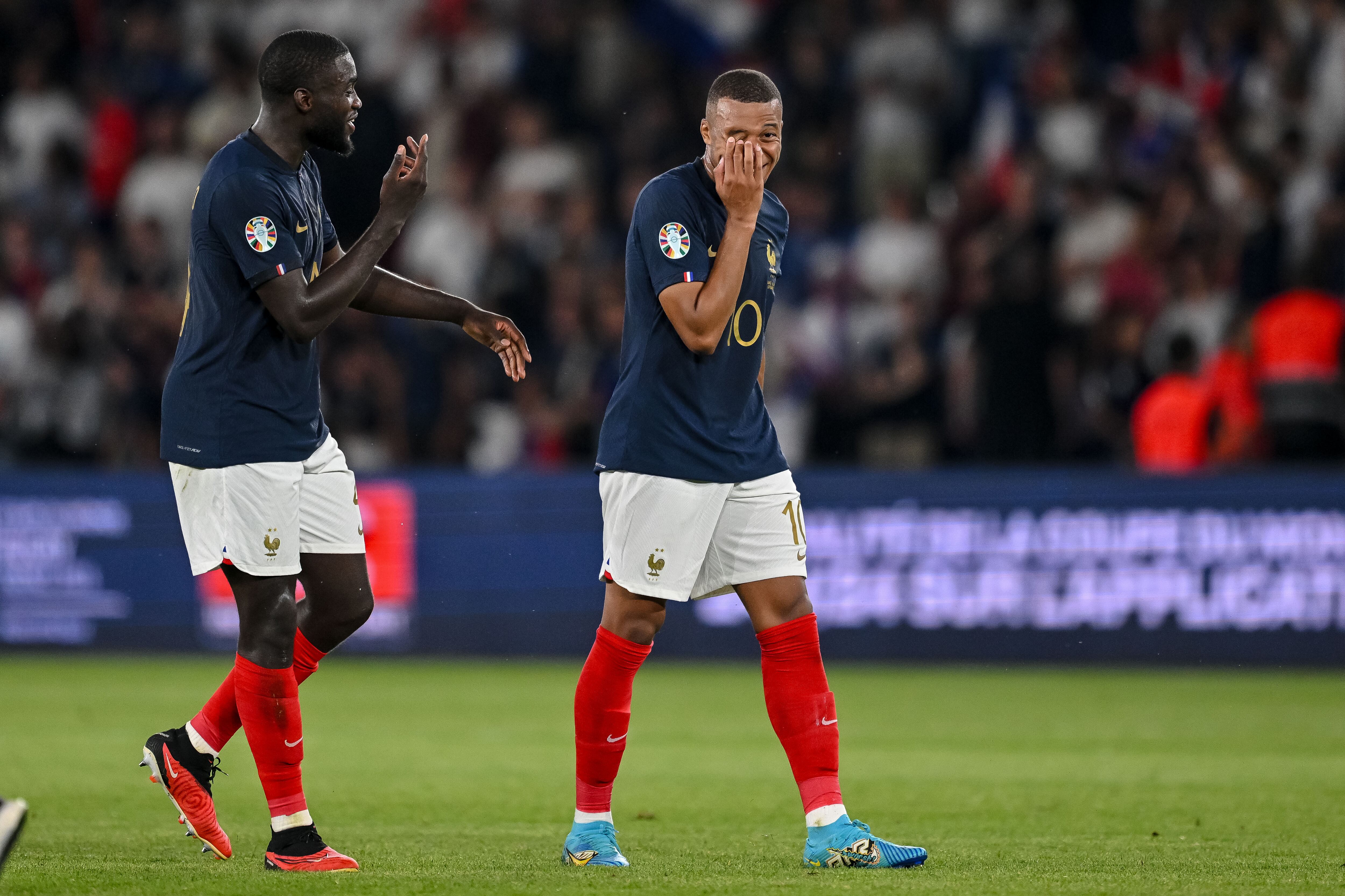 Mbappé y Upamecano contentos durante un partido con la selección
