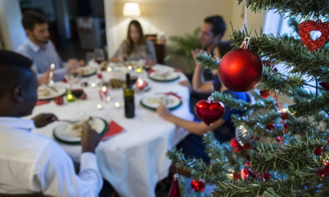 Algunas comunidades están limitando el número de comensales en las reuniones navideñas