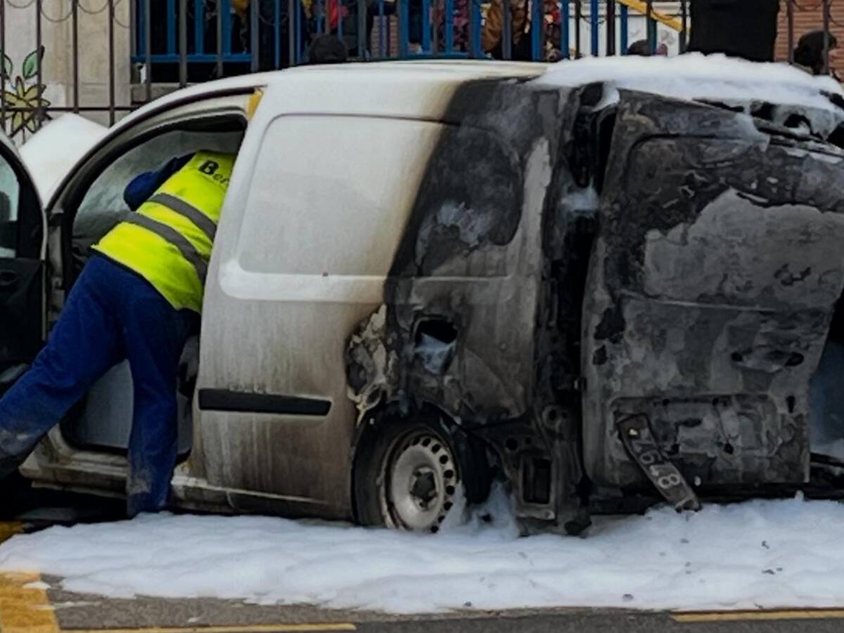 Aparatoso incendio de una furgoneta junto al colegio Tello Téllez