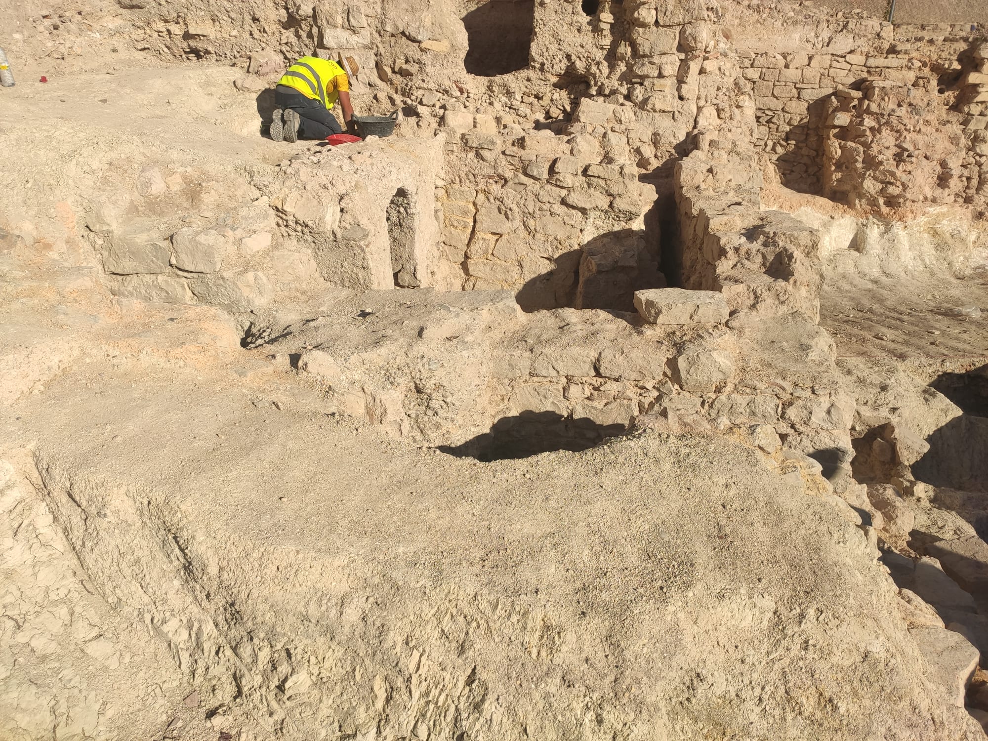 Parte de los restos de la posible mezquita hallada en la excavación arqueológica de la Plaza de Santiago de Jaén capital