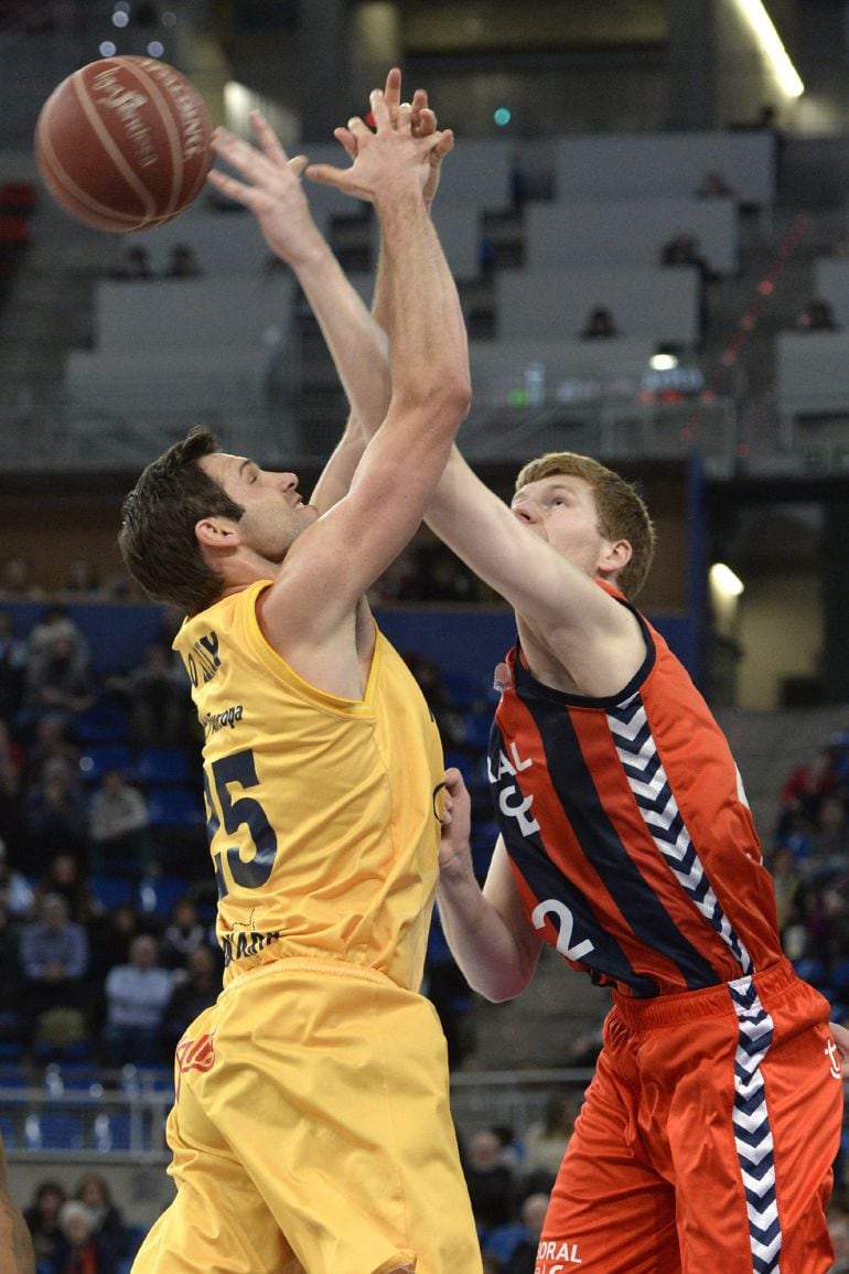 GRA282. VITORIA, 08/02/2015.- El ala pivot estadounidense del Herbalife Gran Canaria Ian O'Leary (i) entra a canasta ante el alero letón del Laboral Kutxa, Davis Bertans, en el partido de la vigésima jornada de la liga ACB de baloncesto que se disputa esta tarde en el Fernando Buesa Arena. EFE/ADRIÁN RUIZ DE HIERRO