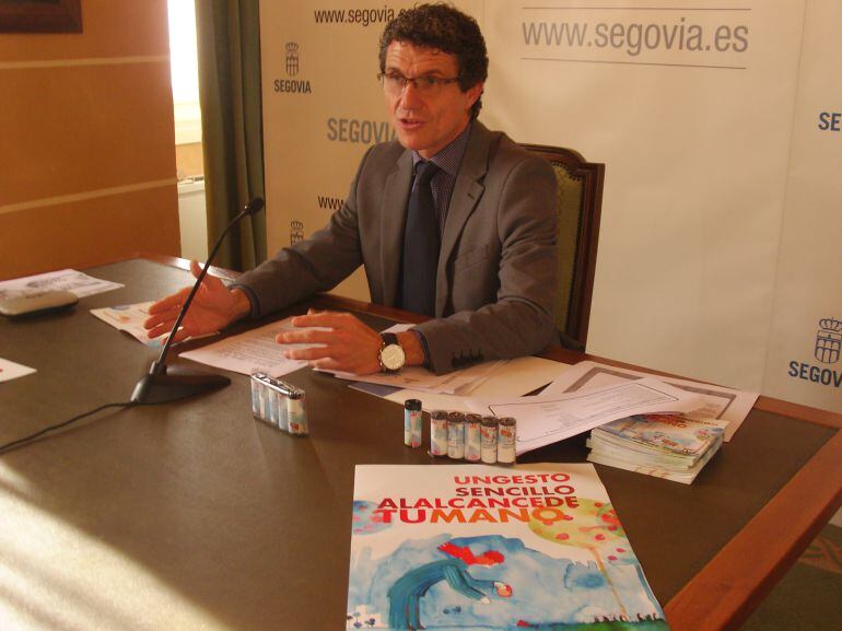 El concejal de Servicios Sociales habla de la nueva campaña dirigida a los propietarios de perros. 