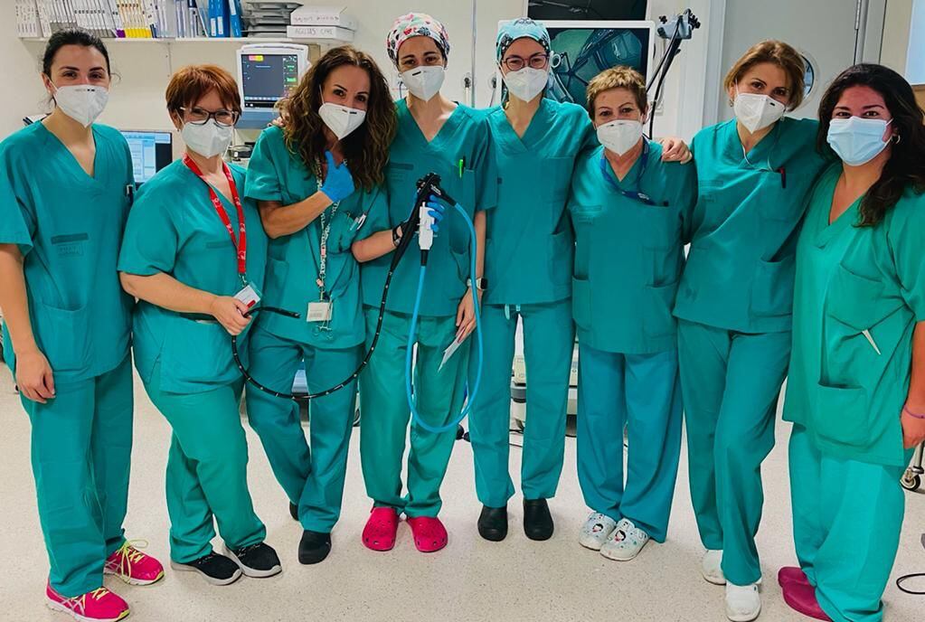 El equipo sanitario de la Unidad de Endoscopias con el nuevo aparato.