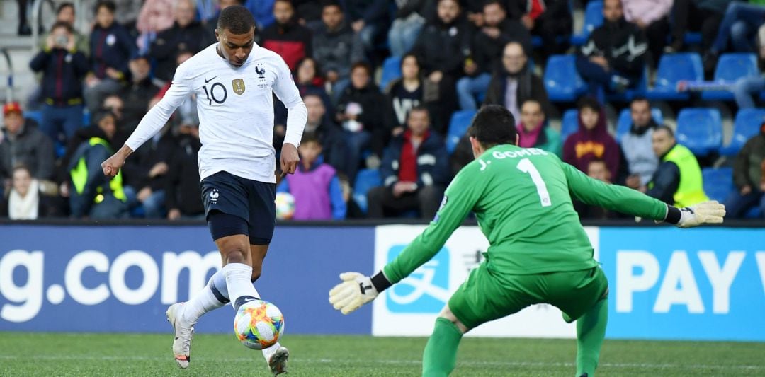 Mbappé, justo antes de marcar el primer gol del partido