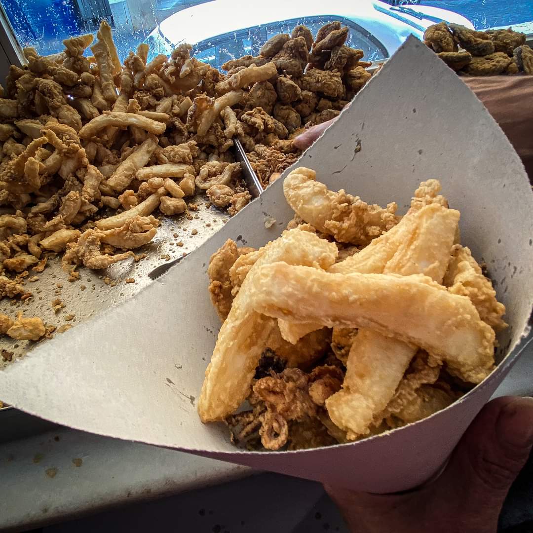 Preparando un papelón en el freidor gallego Nuevo Jerezano