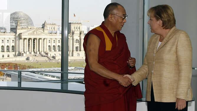 Angela Merkel y el Dalai Lama despidiéndose tras su encuentro en Berlín