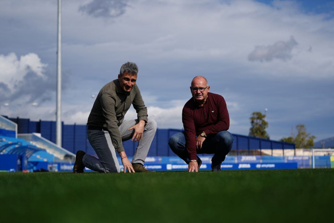 El gerente del Atlético Baleares, Guillermo Pisano y el nuevo jefe de mantenimiento del césped del Estadi Balear, Benito Mateo. (Imagen tomada antes del confinamiento).