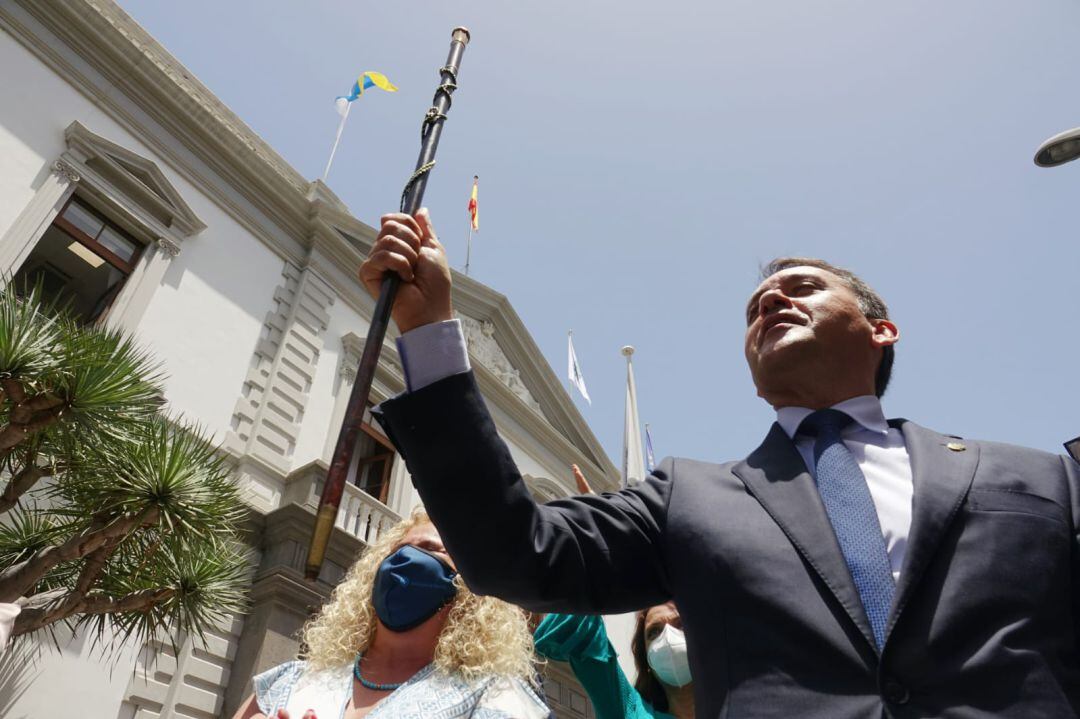 José Manuel Bermúdez sostiene el bastón de mando tras la moción de censura que le ha devuelto la Alcaldía de la capital.