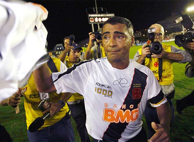 Romario celebra su gol 100 como profesional