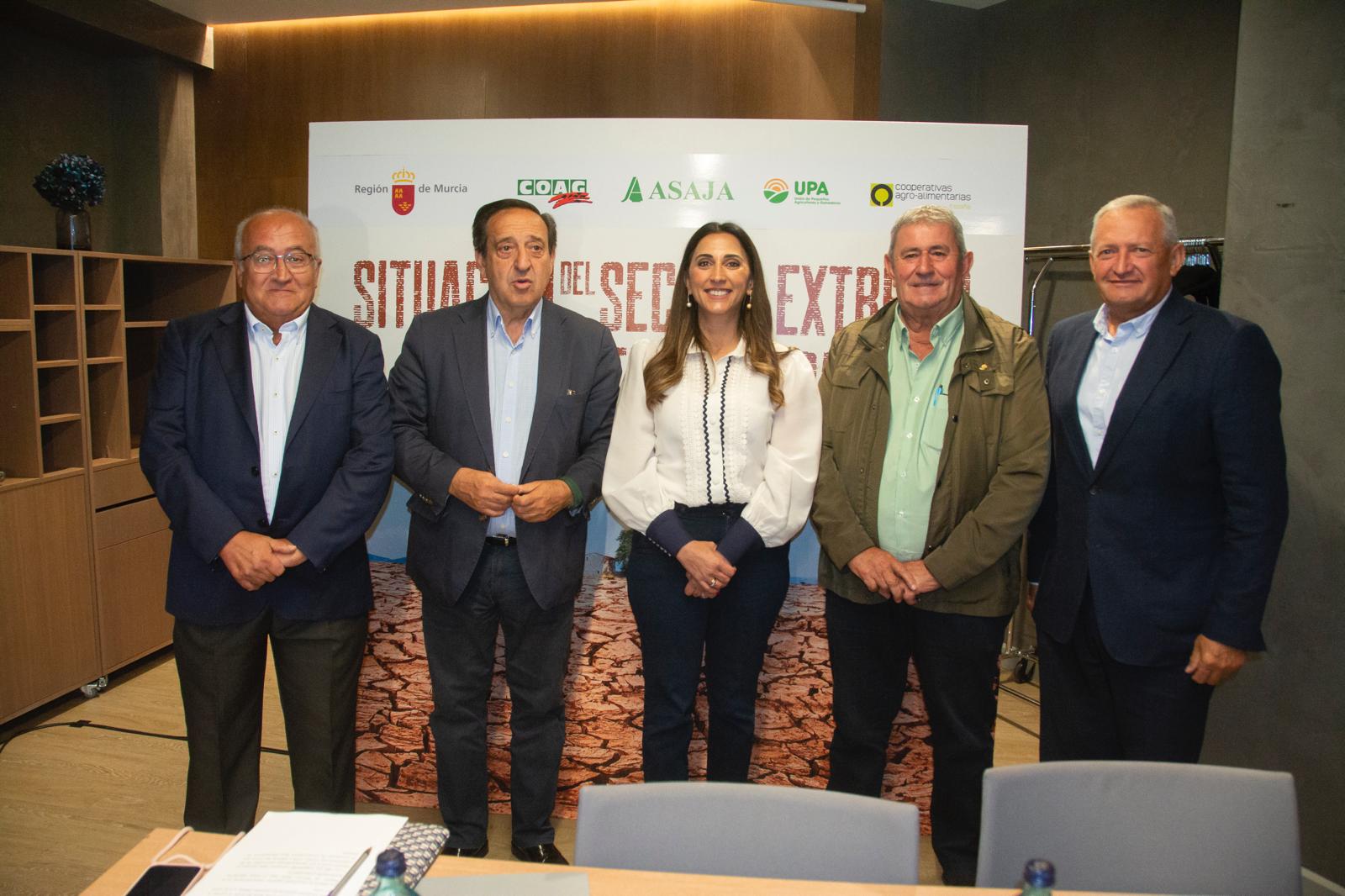 Imagen de la consejera Sara Rubira con los representantes nacionales de COAG, ASAJA, UPA, y Cooperativas de España con los que se ha reunido para abordar la situación de los cultivos de secano este lunes en Madrid