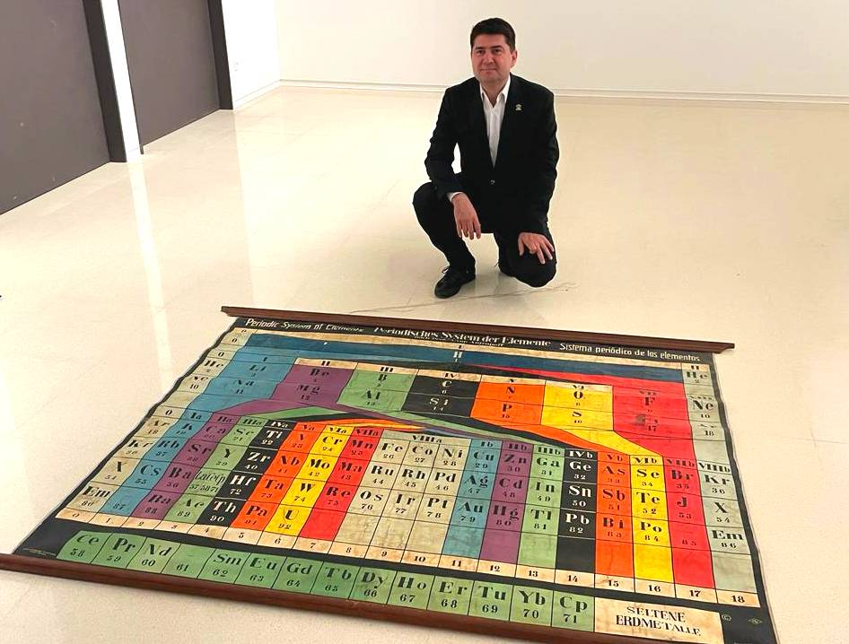 El presidente de la Unión Internacional de Química Pura y Aplicada (IUPAC), Javier García Martínez, junto a la tabla periódica de Antropoff de 1925 que se conserva en el IES Sagasta en Logroño (La Rioja).