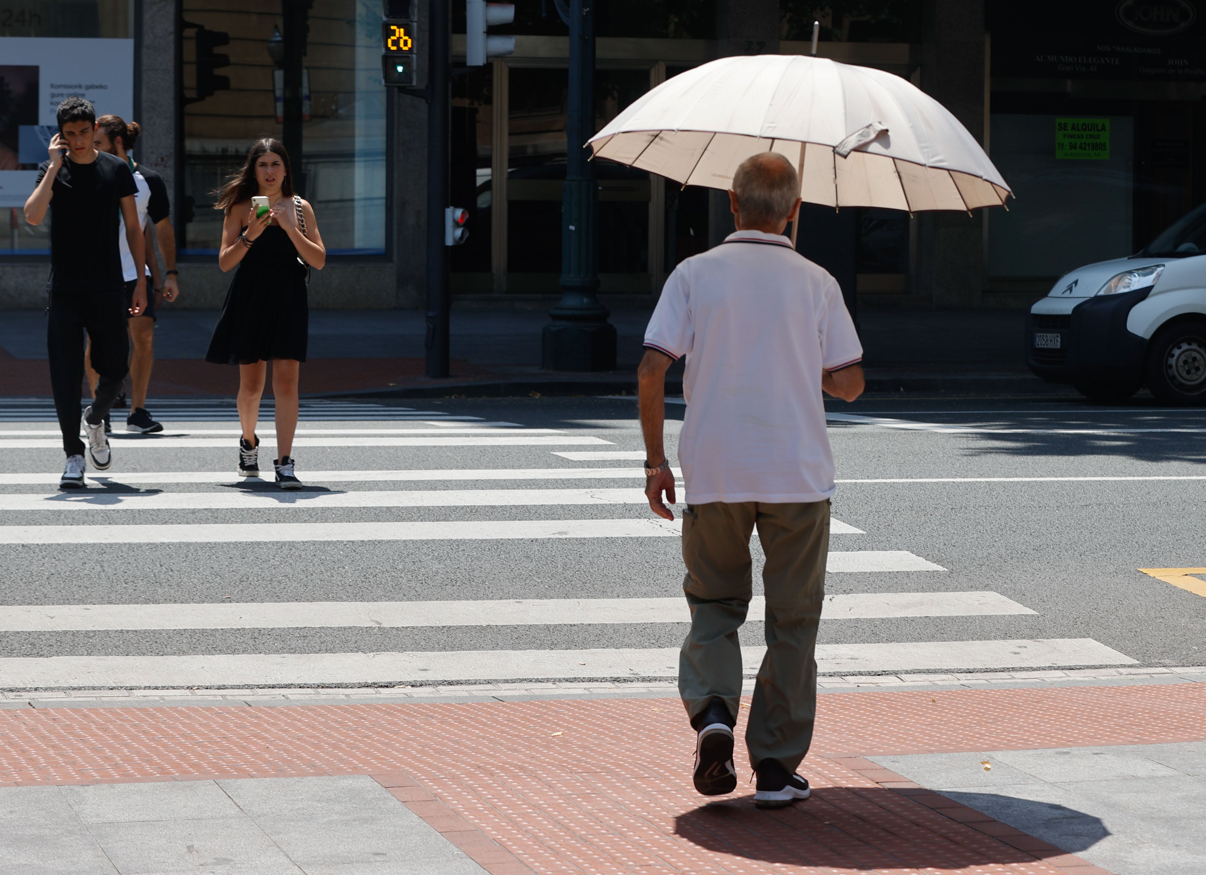 Un hombre se protege del sol este lunes en Bilbao, como consecuencia de la ola de calor. Esta tarde se esperan vientos del norte que al venir del mar bajaran las temperaturas 15ºC. EFE/Luis Tejido
