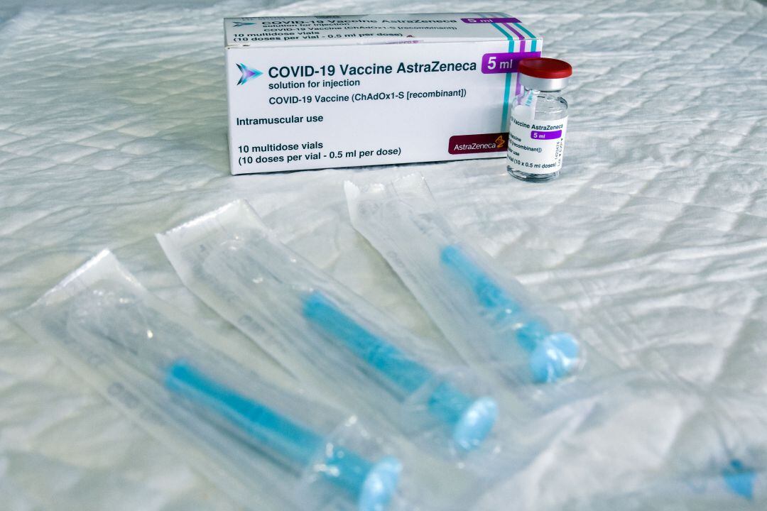 Murcia se opone a combinar la vacuna de Pfizer con la de AstraZeneca en menores de 60 años ya vacunados