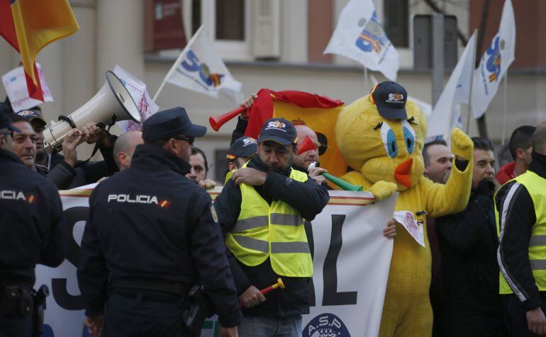 Miembros de los sindicatos policiales y asociaciones de la Guardia Civil, durante la concentración que protagonizaron frente a la Dirección General de la Policía