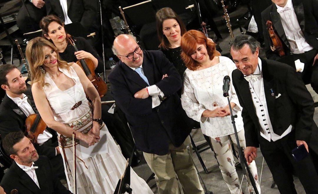 Diego Martínez junto a la alcaldesa de Úbeda, Toni Olivares, en un concierto 