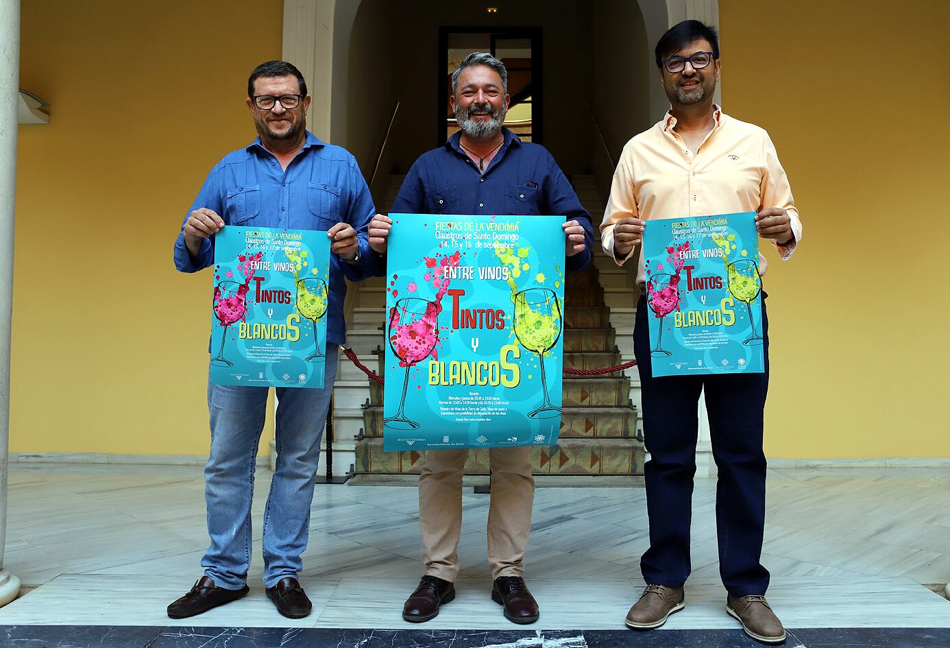 Presentación en el Ayuntamiento de la muestra 'Entre vinos tintos y blancos'.