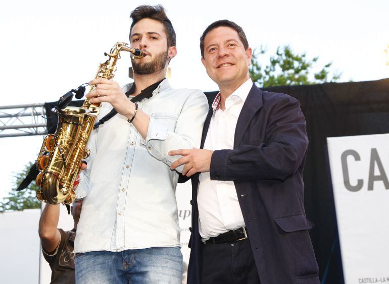Emiliano García-Page posa con el saxofonista Jorge Maestre.