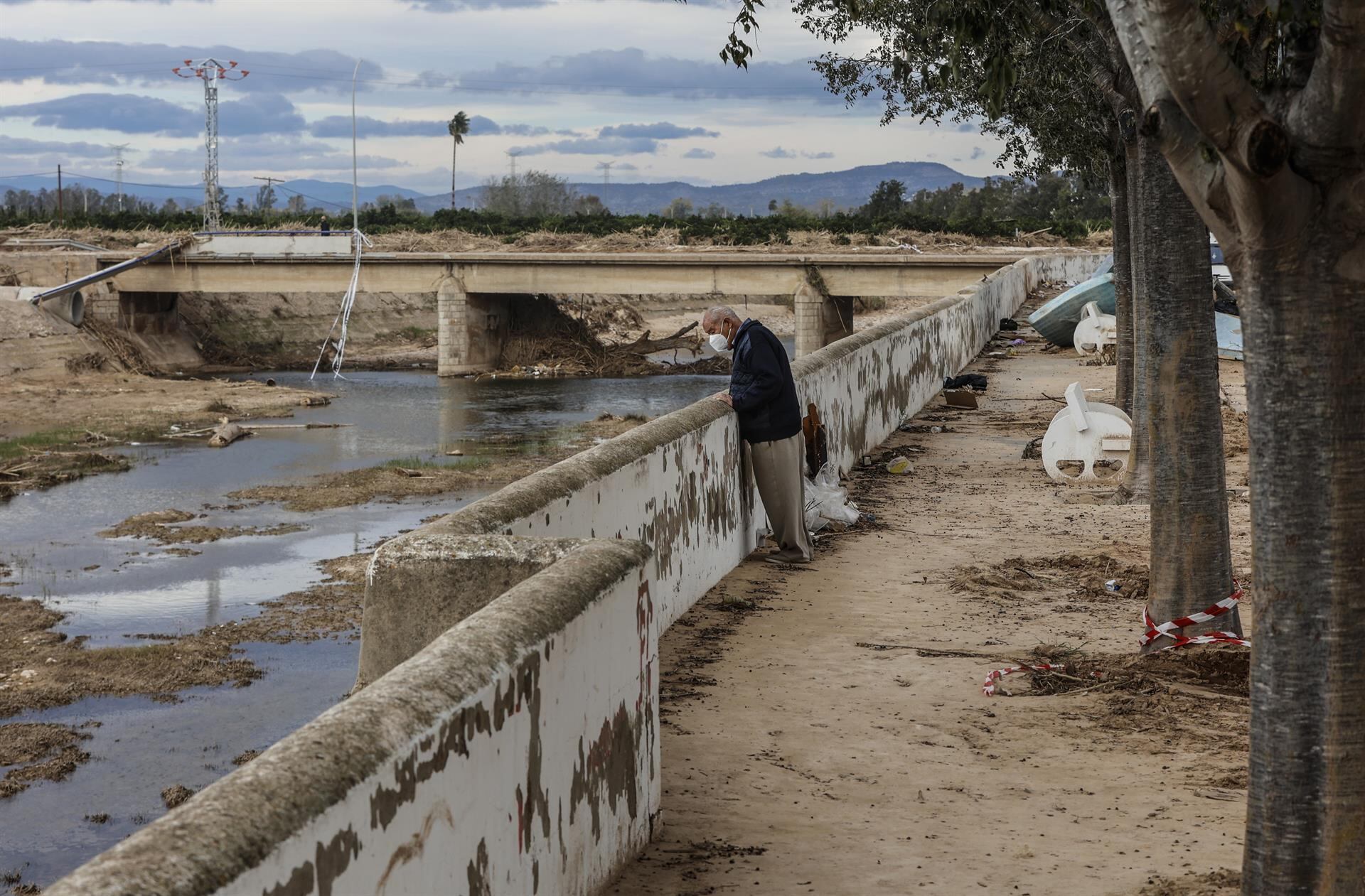 Anciano observa los estragos causados por la DANA en el barranco donde pasa el ‘Riu Magre’ a su paso por Algamesí