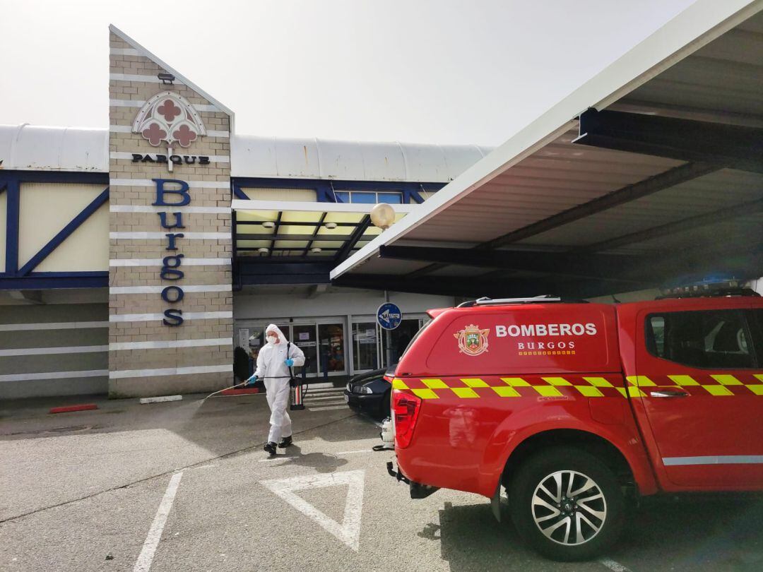 Labores de desinfección en la entrada de uno de los centros comerciales de la ciudad por parte de los Bomberos