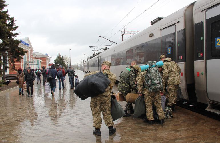 Soldados ucranianos en la estación de Kramatorsk.