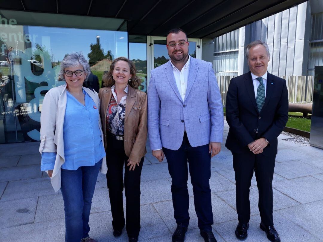 La ministra de Economía, Nadia Calviño, junto a los candidatos municipal y autonómico y el director general de ThyssenKrupp Gijón; Javier Sesma