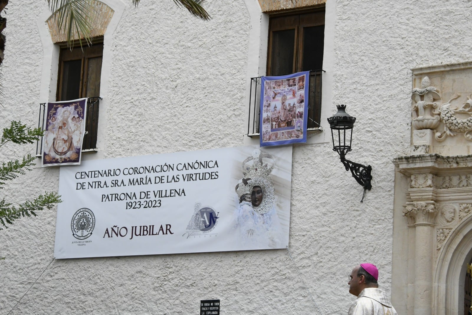 Así luce la pancarta en la fachada del Santuario