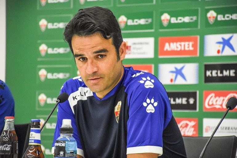 El técnico del Elche C.F. Alberto Toril en la Sala de Prensa del Martínez Valero