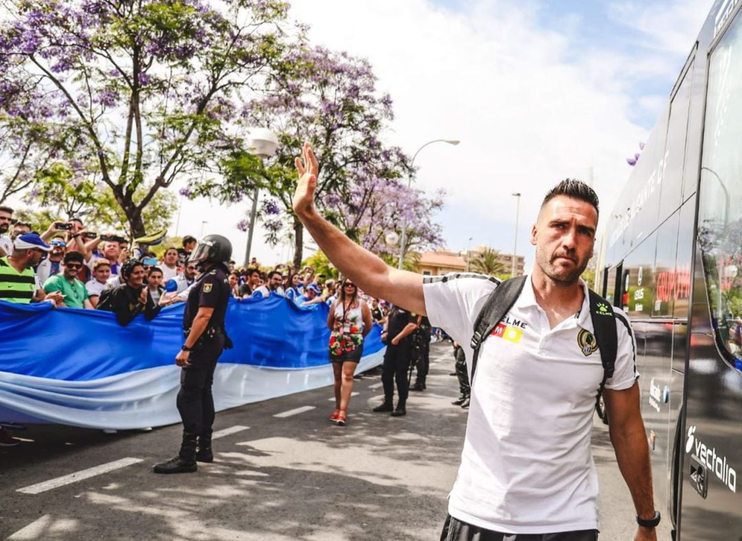 Ismael Falcón saluda a los aficionados a su llegada al estadio