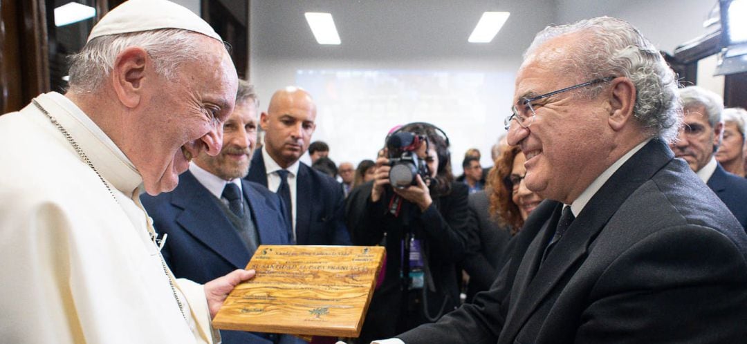 El Papa Francisco recibe el certificado de apadrinamiento de un olivo.