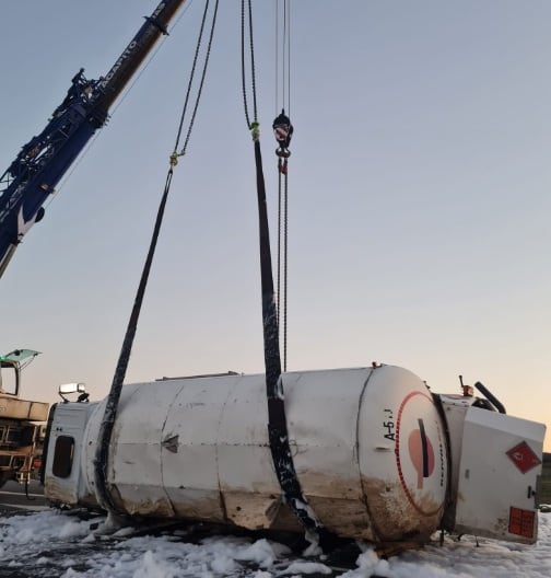 Un momento del rescate del camión cisterna con parte de la carga de gas propano derramada en el suelo