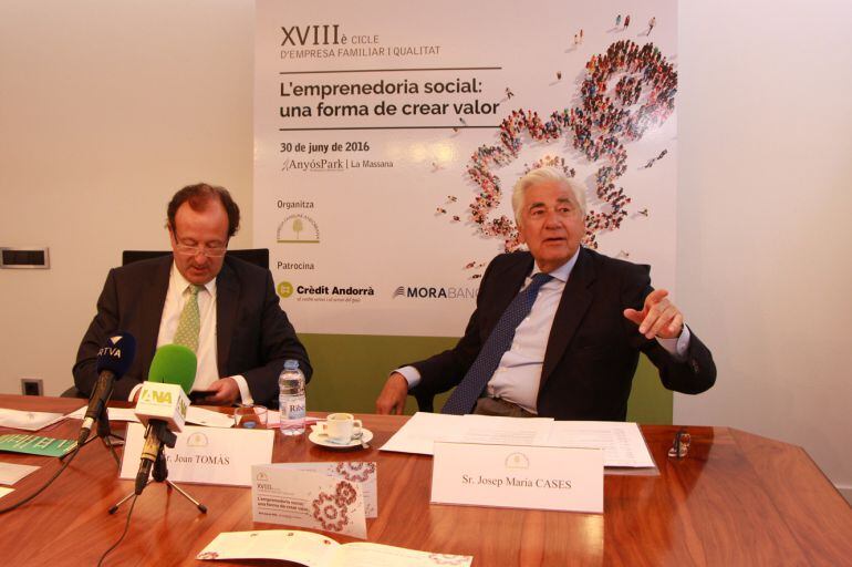 El secretari tècnic de l'entitat, Joan Tomàs, i el president de l'EFA, Josep Maria Cases, en la presentació del 18è Cicle d'empresa familiar i qualitat